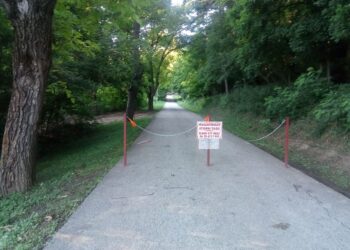 TIZENÖT MÉTER  – Bekötőút lóhalálában