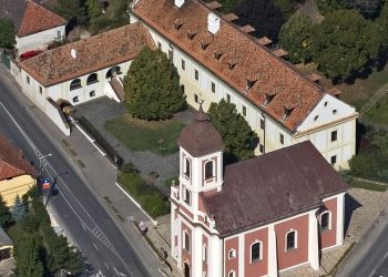 ALMÁDI – Méregdrága elittábor a trónörökösöknek