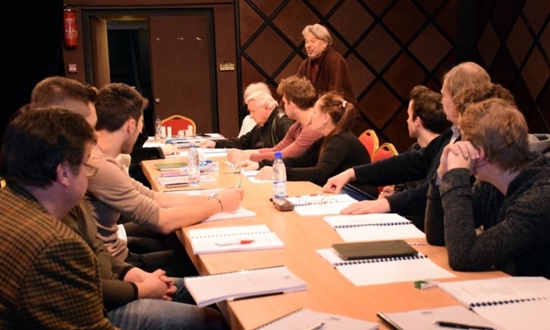 A Kurázsi mama és gyermekei első olvasópróbája. Funtek Frigyes (áll) már harmadszor rendez a Petőfi Színházban. Fotó: Petőfi Színház