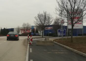 BEHAJTANI TILOS! – Három hónapja lezárva