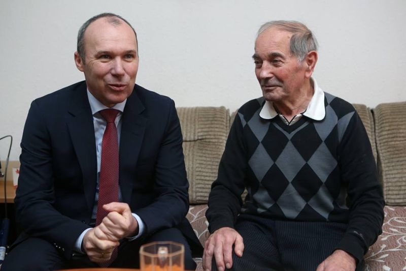 Az idős Egressy Károly otthonában vette át a díjat Porga Gyula polgármestertől. (Fotó: Porga Gyula Facebook oldala)