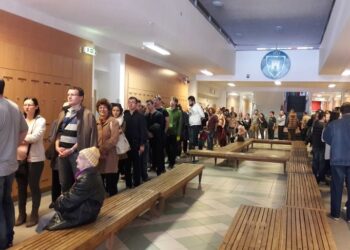 VÁLASZTÁS – Sokan szavaznak, helyenként sorban állással