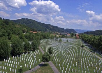 SREBRENICA  –  Egy vérengzés emlékére