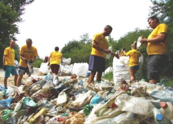 KÖRNYEZETÜNK – Bokáig PET-palackban a Tisza-parton