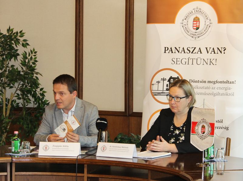 Zsuppán Attila, a Magyar Energetikai és Közmű-Szabályozási hivatal kommunikációs munkatársa és dr. Szentirmay Melinda, a szervezet fogyasztóvédelmi főosztályvezető-helyettese a veszprémi sajtótájékoztatón. Fotó: Veszprém Megyei Kormányhivatal