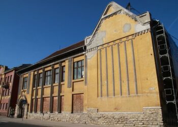 LÁTVÁNYOSSÁG – Fiatal falfestő művészek a zeneiskolában