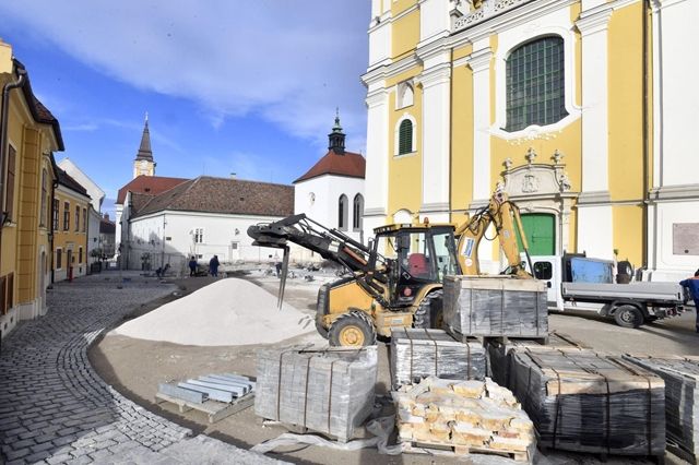 A felújítás alatt álló Hősök tere és a Szent István-székesegyház Székesfehérváron 2019. január 16-án. Fotó: MTI/Máthé Zoltán