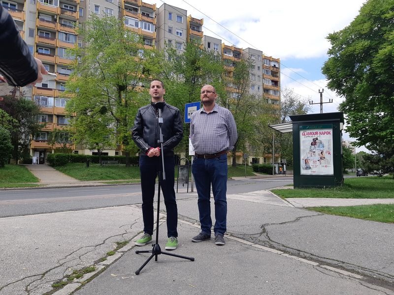 Ungár Péter és Gerstmár Ferenc a Haszkovó utcai buszmegálló előtt