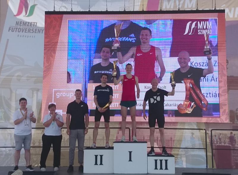 Koszár Zsolt a dobogó legfelső fokán, Kovács Tamás a harmadikon. Fotó: VEDAC