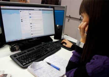 INTERNETHASZNÁLAT – Kommentháborúkban bontakozik ki az Y és Z generáció