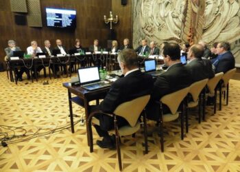 KÖZGYŰLÉS – Politikai fegyver- és tányércsörgés