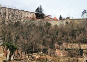 SZUBJEKTÍV – Falusias környezetbe ékelődő ostromtorony?