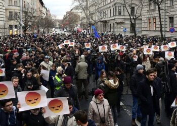 NAT – Szülői nyílt levél és tüntetés