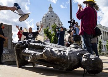 ÜRESFEJ – Ostobaság és rasszizmus