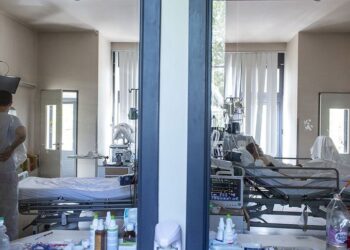 MÁSODIK HULLÁM – Nő a nyomás, közben tűnnek el az orvosok a rendszerből