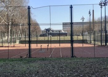 egyetemi teniszpálya