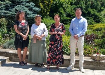 Szurkolói mezben a miniszobrok: Ernő, Ödön és LeoNóra