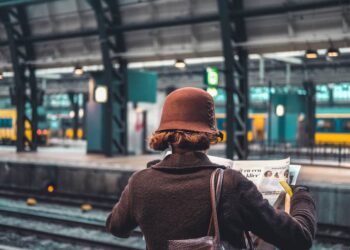 Várakozás versekkel a parton és a peronon