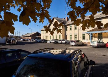 Vasútállomás: Parkolóhely-vadászat