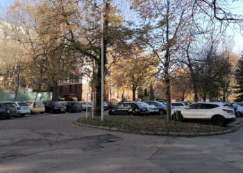 Lezárás a Hóvirág utcában és a zeneiskola előtt