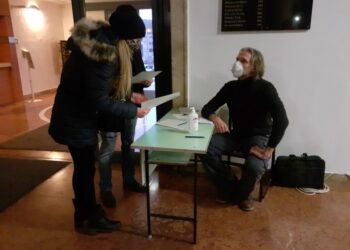 Aláírásgyűjtés az oltási utasítás ellen