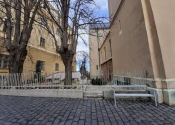 Elbontják a Szent György-kápolnát védő épületet