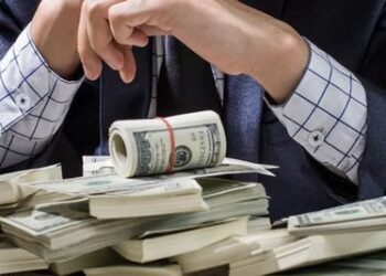 KURATÓRIUM – Életük végéig milliós fizetések