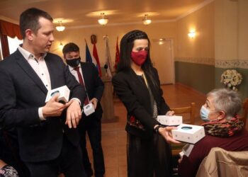 A segélyhívó karkötőn hívogat idős embereket a Fidesz