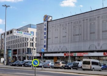 ÉPÜLETFELÚJÍTÁS – Védőfólián a jövendő homlokzat