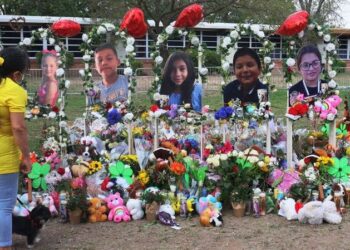 LŐFEGYVEREK – Temetik a texasi vérengzés áldozatait