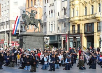 Bizarr – Látványkereszténység Zágráb főterén