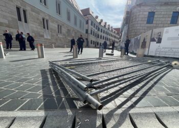 Kordonbontás a Karmelitánál