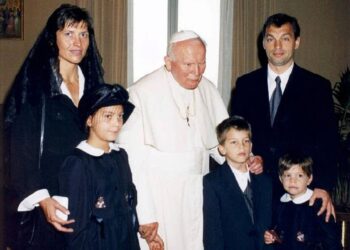 PÁPAI ÁLDÁS – Orbán bemutatta a családját  