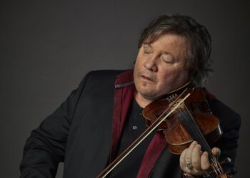 Szarka Tamás énekel a gyerekekkel