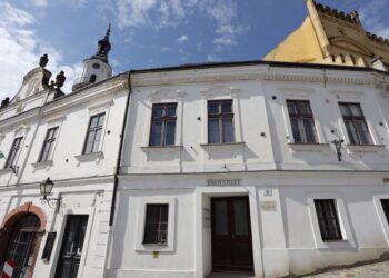 VÁR UTCA 1. – Műemlék épületet vásárolt az érsekség