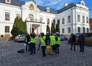 VÁRSÉTA – Csoda a tetők alatt