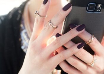 A gél lakk segítségével mutatós és vonzó lesz a kezed