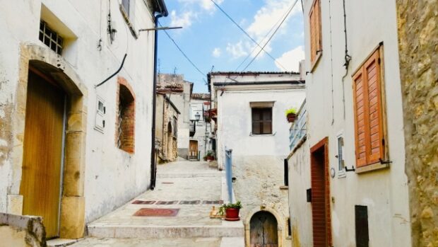 menekülés 1 euró, MENEKÜLÉS – Van 1 euród? Házat vehetsz Olaszországban