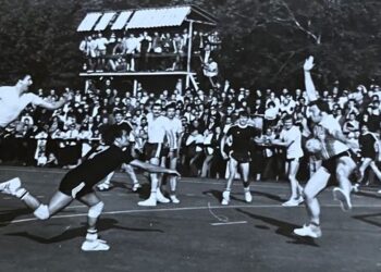 EMLÉKTÁBLA – Innen indult a Veszprémi Építők is