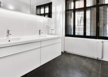 Hogyan teheti kényelmesebbé a mindennapokat egy praktikus fürdőszoba bútor szett?