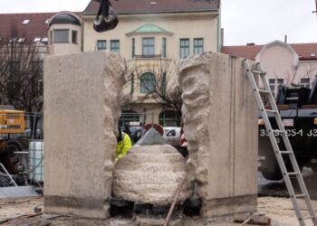 ÁTFORMÁLÓDÓ KÖZTEREK – A láthatatlan szobrok városa, Veszprém