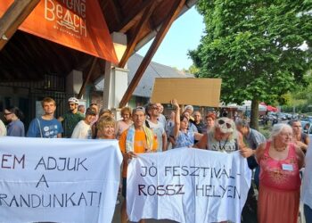 STRANDOLÓK KONTRA FESZTIVÁL – Demonstráltak a káptalanfürediek