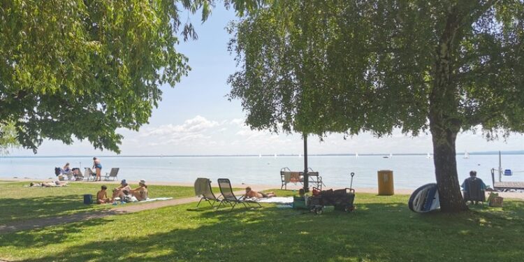balatoni strandok, Nyitnak a balatoni strandok – Helló, Afrika!