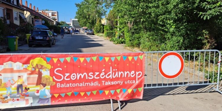 szomszédolás, SZOMSZÉDOLÁS – Kiültek a padra gyerekestől, férjestől