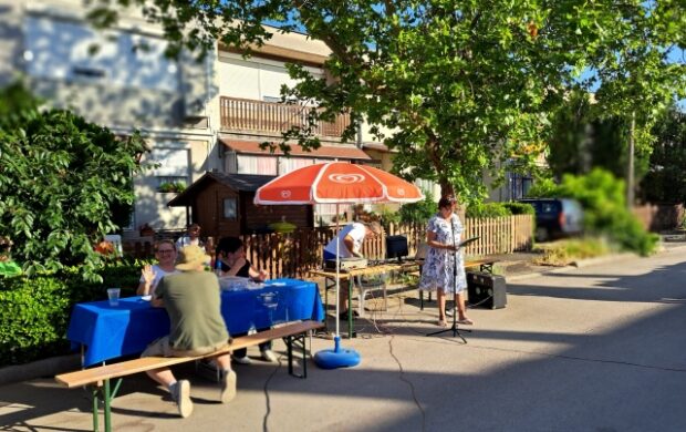 szomszédolás, SZOMSZÉDOLÁS – Kiültek a padra gyerekestől, férjestől