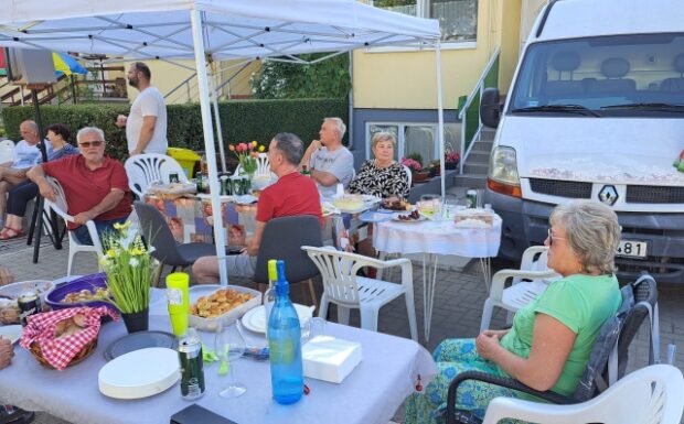 szomszédolás, SZOMSZÉDOLÁS – Kiültek a padra gyerekestől, férjestől