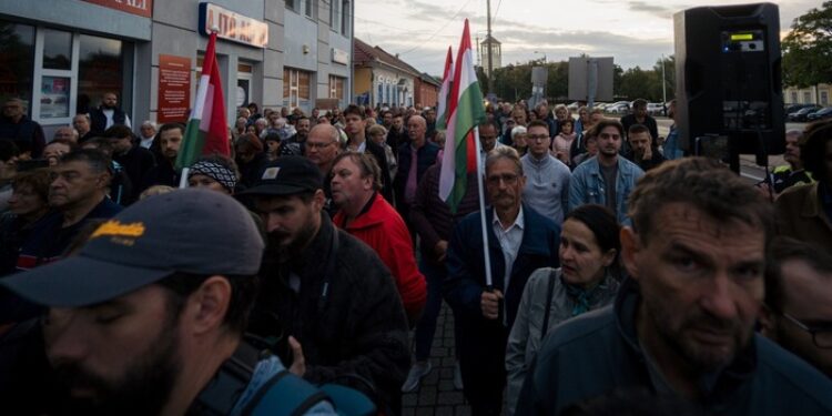 független vidéki sajtó, KITEKINTŐ: Temető-mutyi Szolnokon, Miskolc kiesett a kosárból, milliárdos vízdíjtartozás Borsodban, netrevalók Veszprémben