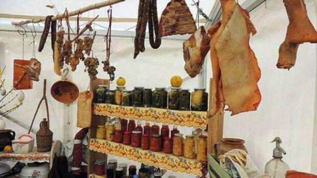 piac, MINDÖRÖKKÉ PIAC! – Élelmes figurák kontra őstermelők