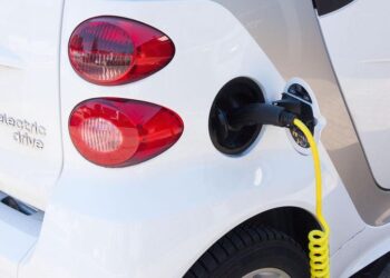 Elektromos autó töltése otthon, napelemmel?