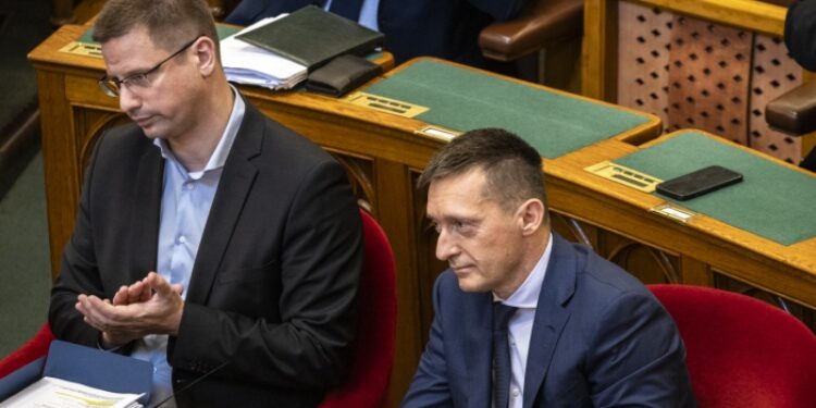 hazugságok, ÉLTETŐ HAZUGSÁGOK – Megvezetnek, lóvá tesznek, majd elfelejtjük